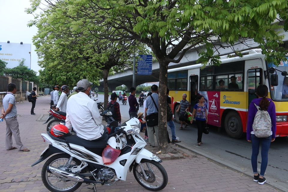 “Cuộc chiến” xe ôm: Cảnh “khốn cùng” không ngờ của xe ôm “vẫy” - 3 Xe ôm truyền thống dài cổ ngóng khách quanh bến xe Mỹ Đình.