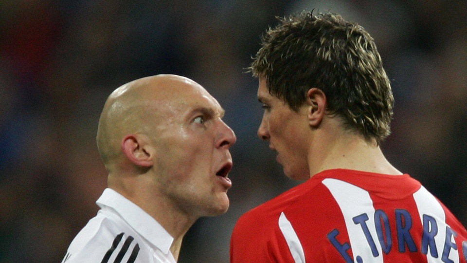 Thomas Gravesen là bản hợp đồng khó hiểu của Real Madrid. Thực tế chứng minh, cầu thủ người Đan Mạch không đủ khả năng chơi bóng cho CLB tầm cỡ như Real Madrid. Không những vậy, cầu thủ này còn khiến HLV Capello không hài lòng bởi thái độ trong thi đấu cũng như tập luyện.