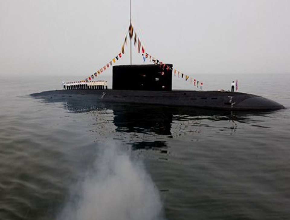 Hải quân Ấn Độ, sư tử đại dương đáng gờm khiến Trung Quốc lạnh sống lưng - 8
Hải quân Ấn Độ có 09 chiếc tàu ngầm dự án 877 Kilo. Đây là những tàu ngầm điện diesel cực nguy hiểm với mệnh danh hố đen đại dương. Ngoài ngư lôi, tàu ngầm Kilo còn có thể mang tên lửa diệt hạm 3M-54 Klub, loại tên lửa này đủ sức nhấn chìm tàu khu trục vài ngàn tấn.