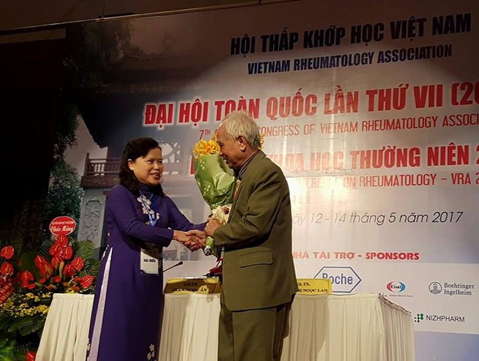 GS.TS Trần Ngọc Ân nhận hoa chúc mừng của PGS.TS Nguyễn Thị Xuyên, nguyên Thứ trưởng Bộ Y tế, Chủ tịch Tổng hội Y học Việt Nam. Ảnh: H.Hải