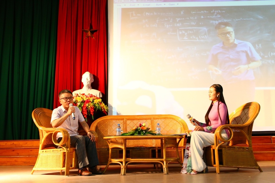 Giáo sư Ngô Bảo Châu giao lưu, trò chuyện với học sinh, sinh viên Huế - 1 GS Ngô Bảo Châu (trái) đang giao lưu, trò chuyện với học sinh, sinh viên ĐH Huế