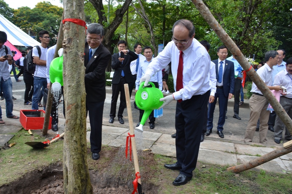 GS.TS. Nguyễn Thiện Nhân: Các trường đại học chính là cái “nôi” sáng tạo - 2
Bí thư Thành ủy TP.HCM Nguyễn Thiện Nhân trồng cây tại khuôn viên ngôi trường mình từng đảm trách cương vị Phó Hiệu trưởng.