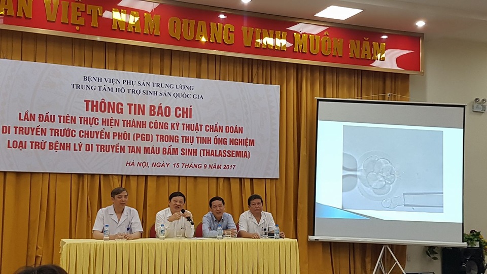Lần đầu chẩn đoán loại trừ bệnh lý di truyền tan máu bẩm sinh từ phôi thai - 1 GS Nguyễn Viết Tiến, Thứ trưởng Bộ Y tế thông tin về ca bệnh thành công đầu tiên, bố mẹ mang gen bệnh thalassemia sinh con hoàn toàn khỏe mạnh. Ảnh: H.Hải