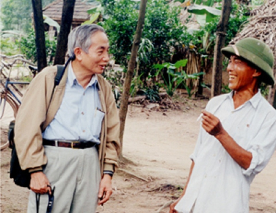 GS Võ Quý - Một nhà điểu học và môi trường học tài năng - 2
GS Võ Quý hỏi chuyện người dân Đắc Lắc.