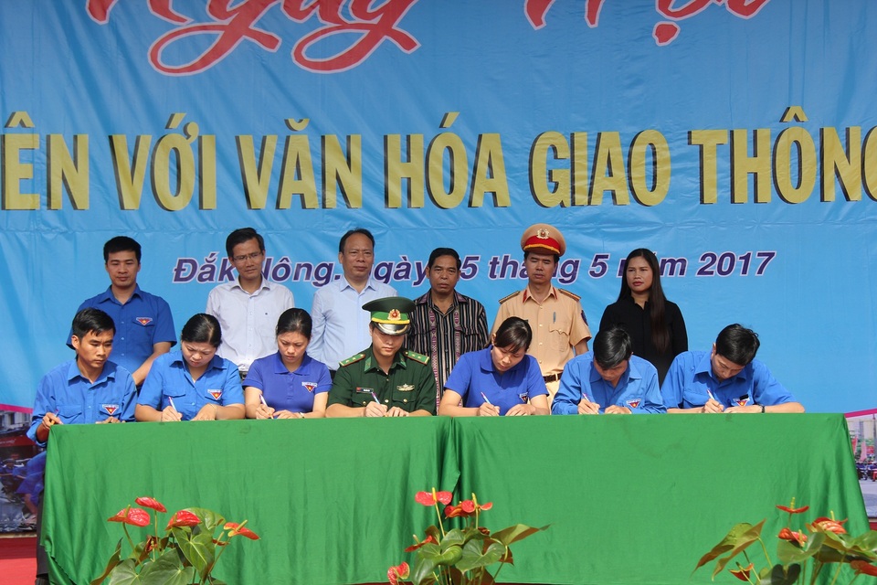 33,9 % số vụ tai nạn giao thông có liên quan đến thanh, thiếu niên - 1
Đại diện các tổ chức Đoàn đã ký cam kết cùng chung tay xây dựng văn hóa giao thông
