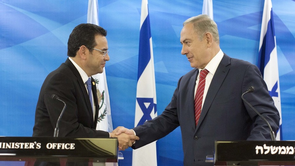Guatemala thanh minh quyết định công nhận Jerusalem là thủ đô Israel - 1
Tổng thống Guatemala Jimmy Morales và Thủ tướng Israel Benjamin Netanyahu (Ảnh: AFP)