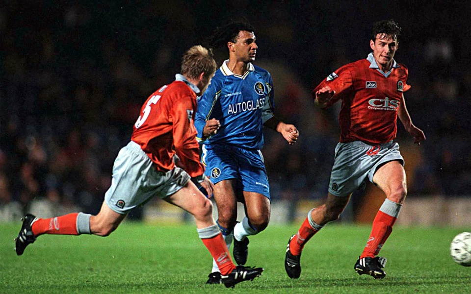 Chấn thương đã khiến cho Ruud Gullit không đóng góp được nhiều cho AC Milan và Sampdoria. Do đó, tới năm 1995, ông đã rời Italia để sang Chelsea theo dạng chuyển nhượng tự do. Tại đây, cựu danh thủ người Hà Lan đã thi đấu tương đối nổi bật dưới thời HLV Glenn Hoddle. Năm 1997, trong vai trò cầu thủ kiêm HLV, Ruud Gullit đã giúp Chelsea giành chức vô địch FA Cup (danh hiệu đầu tiên sau 1/4 thế kỷ của Chelsea).