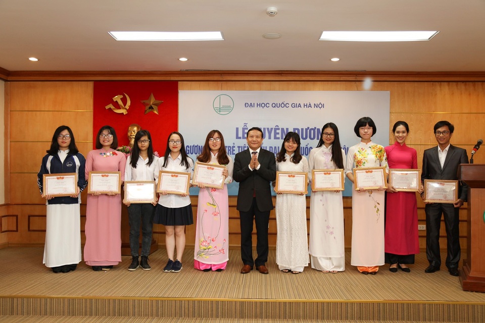 ĐH Quốc gia HN tuyên dương 127 Gương mặt trẻ tiêu biểu năm 2017 - 1
Phó Giám đốc ĐHQGHN Nguyễn Hồng Sơn tặng bằng khen tới các gương mặt sinh viên xuất sắc của ĐH QGHN