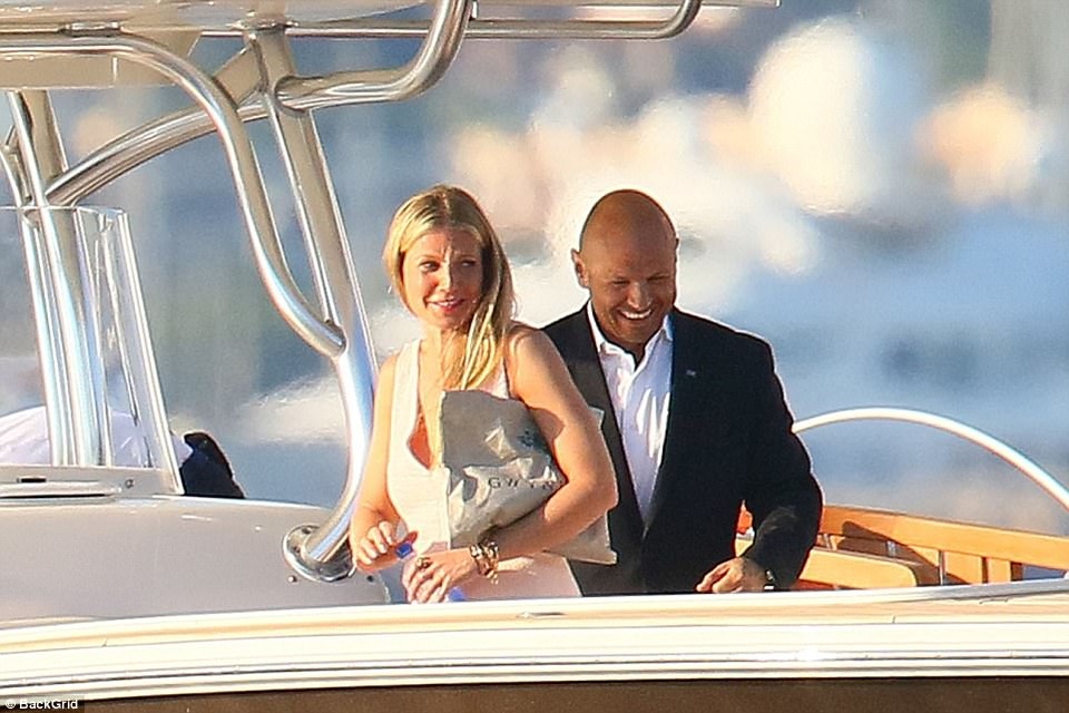 Gwyneth Paltrow vui vẻ đi nghỉ cùng chồng cũ - 15 Gwyneth Paltrow vui vẻ đi nghỉ cùng chồng cũ - 15