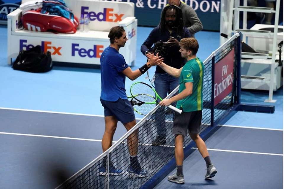 Thua Goffin, Nadal quyết định chia tay ATP Finals - 1
Nadal (trái) thất bại trước Goffin (phải)