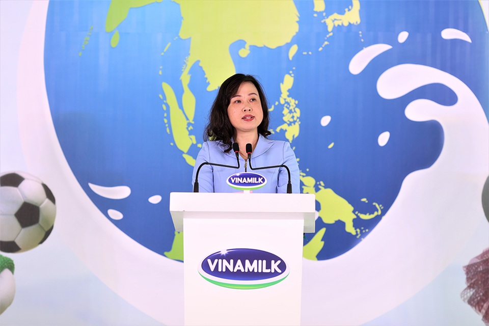 Vinamilk đồng hành hưởng ứng chương trình “ngày sữa thế giới” - 2 Bà Đào Hồng Lan - Ủy viên dự khuyết Trung Ương Đảng, Thứ trưởng Bộ Lao động Thương binh và Xã hôi phát biểu tại sự kiện.