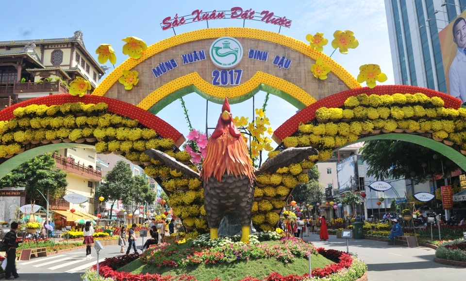 Ngắm đường hoa Tây Đô sống động trong sắc Xuân mới - 1 Cổng chính (đường Đại lộ Hòa Bình) vào đường hoa với biểu tượng chú gà trống vỗ cánh cất tiếng gáy...