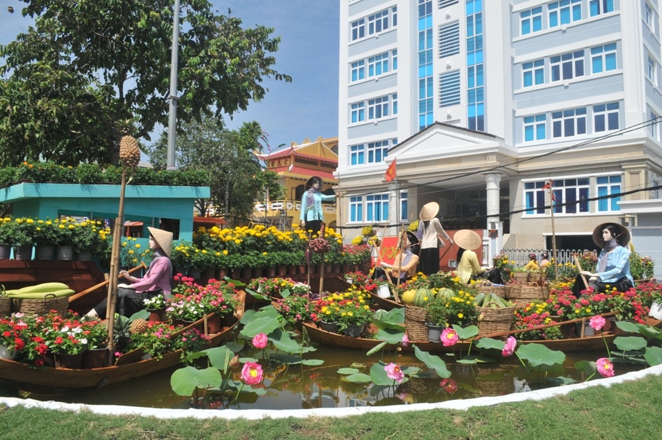 Ngắm đường hoa Tây Đô sống động trong sắc Xuân mới - 12 Du khách ấn tượng với một góc chợ nổi Cái Răng