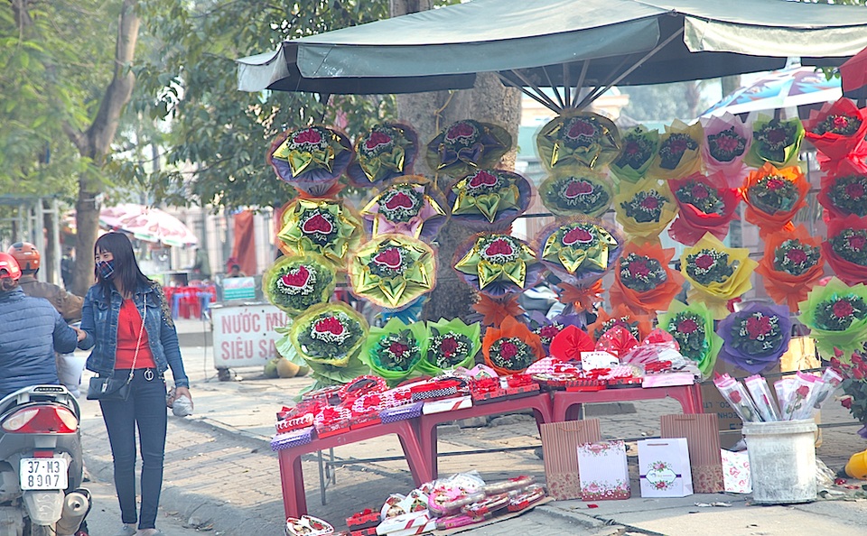 Hoa hồng hình trái tim được làm sẵn có giá từ 150-250 ngàn/bó được bày bán trên vỉa hè đường Lê Duẩn.