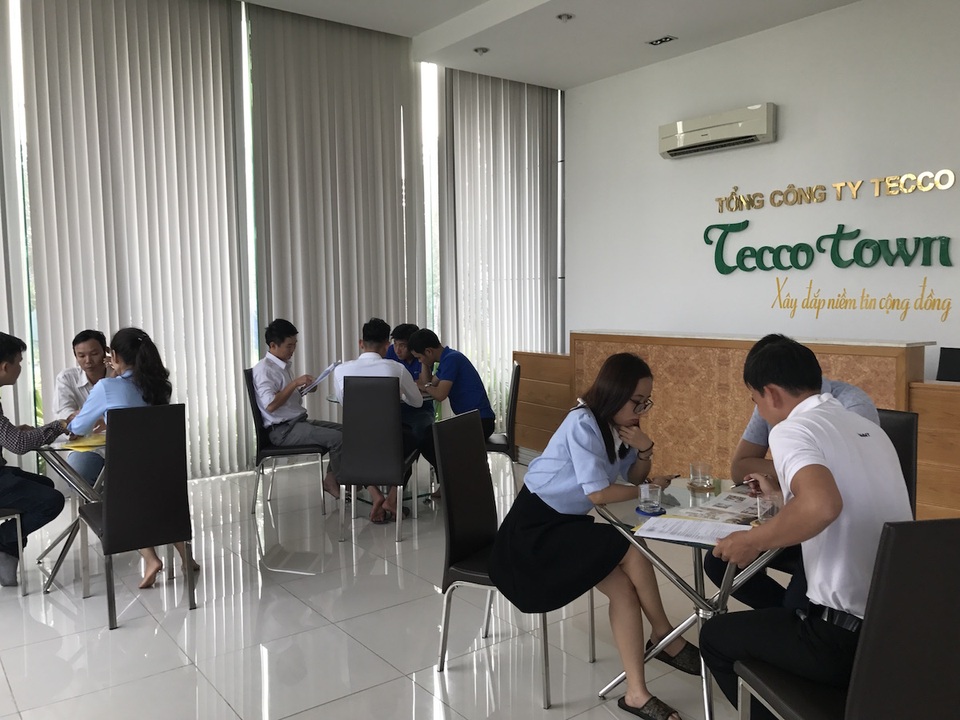 TPHCM: Căn hộ giá “mềm” làm chủ thị trường bất động sản khu Tây - 1 Khách hàng giao dịch tại dự án Tecco Town