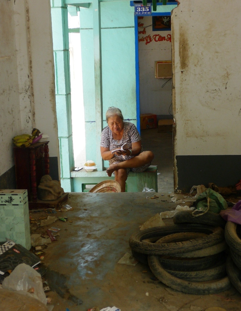 Dân bàng hoàng kể cảnh tượng 14 căn nhà bị "nuốt chửng" - 2
Bà Nguyễn Thị Điệp đã dọn hết đồ đạc trong nhà nhưng vẫn còn nán lại chưa muốn đi