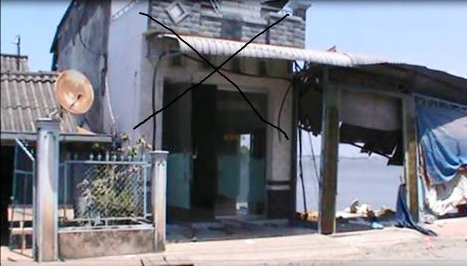 Sạt lở kinh hoàng ở An Giang: Thêm một căn nhà bị "nuốt chửng" - 1
Căn nhà của ông Ngũ Phước Vinh - chủ Nhà máy xay xát Ngũ Thành Hải - bị kéo sụp xuống sông vào khoảng 8h30 sáng nay.