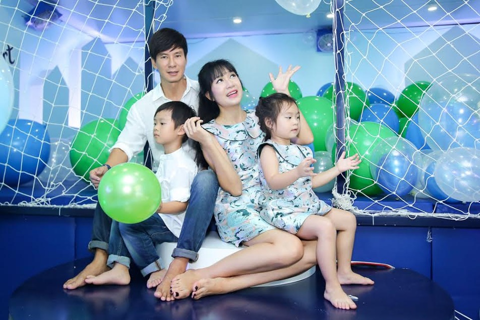 Gia đình Lý Hải nhí nhảnh selfie cùng gia đình Hoàng Bách - 1 Gia đình Lý Hải nhí nhảnh selfie cùng gia đình Hoàng Bách - 1