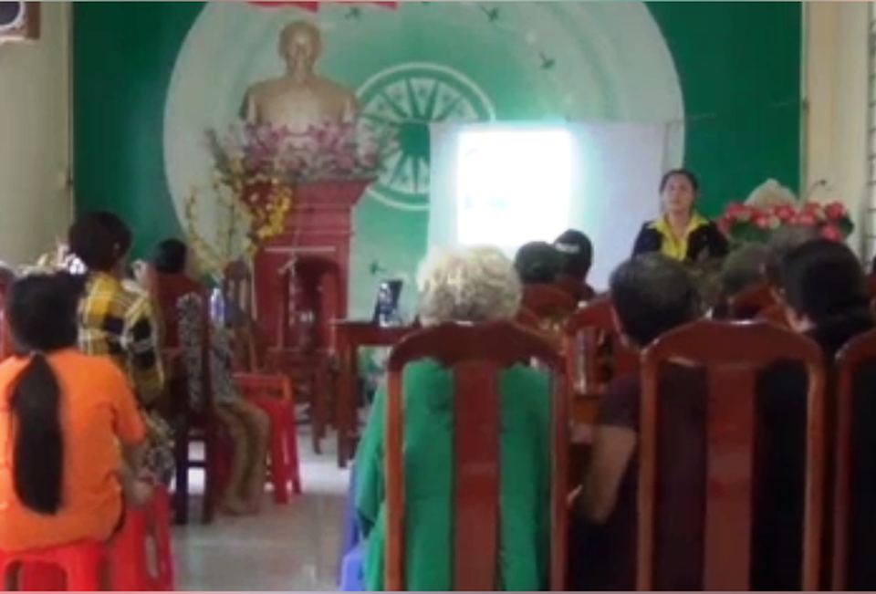 Nhức nhối thương nhân “dỏm” về quê, lừa dân bán hàng giả - 2 Ngoài sự buôn lỏng quản lý của Sở , ngành liên quan thì thương nhân còn đến gặp cán bộ xã, ấp để nhờ mời dân đến dự chương trình. Nhiều xã còn cho mượn hội trường để tổ chức bán hàng cho dân