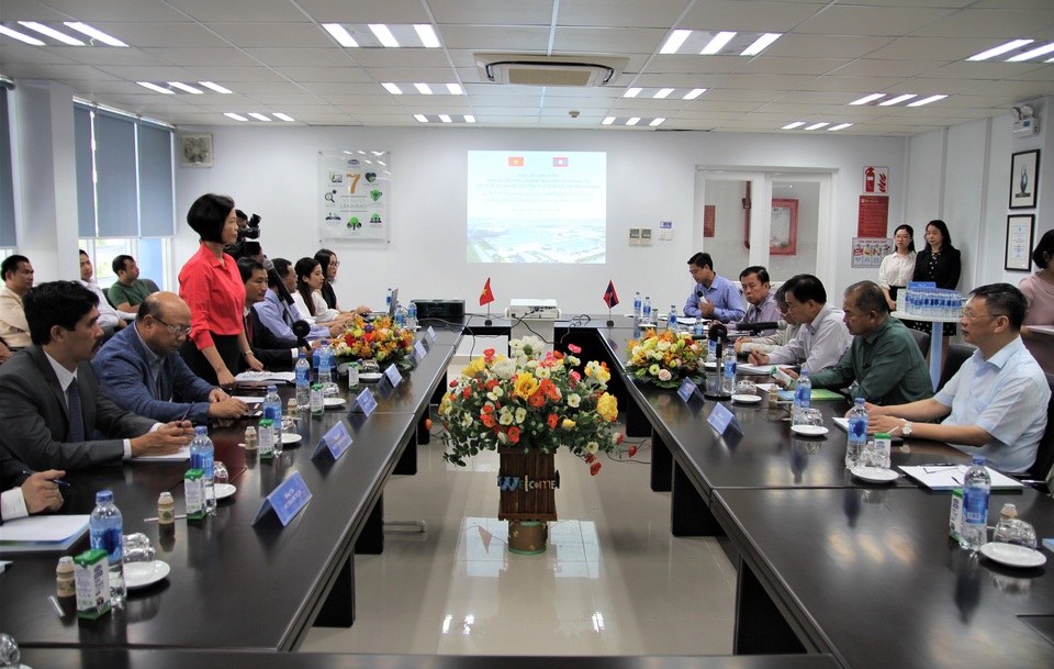 Đoàn đại biểu Lào thăm nhà máy sản xuất sữa lớn nhất phía Nam - 1
Vinamilk vinh dự đón tiếp đoàn Đại biểu Đảng Nhân dân cách mạng Lào tới thăm và làm việc tại Nhà máy Sữa Việt Nam.