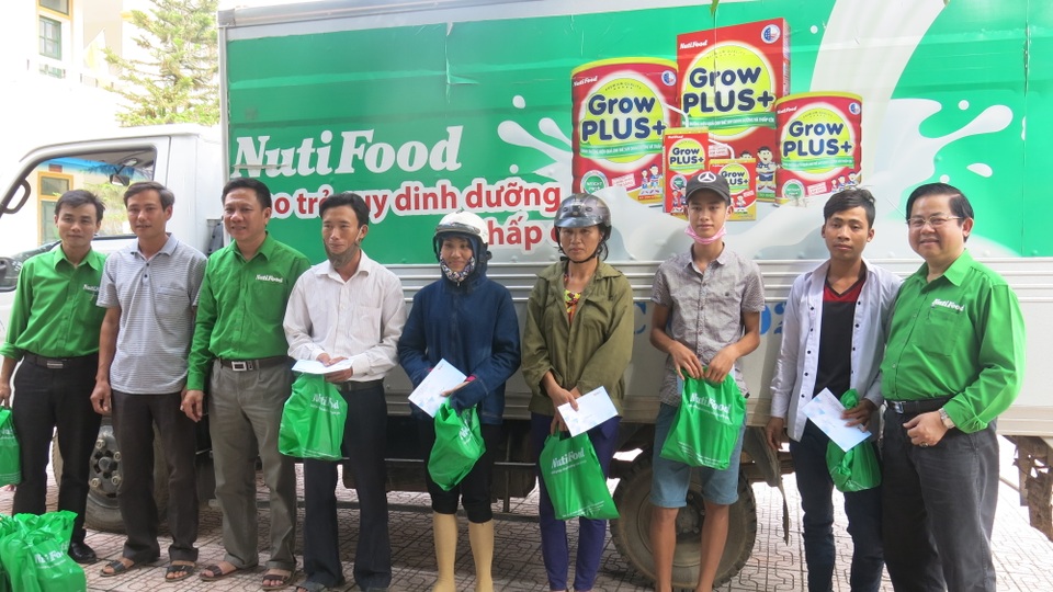 Cán bộ nhân viên NutiFood ủng hộ hơn 178 triệu đồng cứu trợ đồng bào bị lũ quét phía Bắc - 1
Công ty NutiFood trao quà cho người dân bị thiệt hại do lũ lụt ở Hà Tĩnh năm 2016