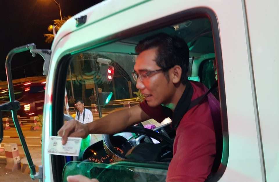 Toàn cảnh cuộc so găng giữa “thượng đế - tài xế” và BOT Cai Lậy - 3 Sau khi các tài xế trả tiền lẻ, trong ngày thu phí thứ 2, nhân viên có tiền 100 đ trả lại cho tài xế