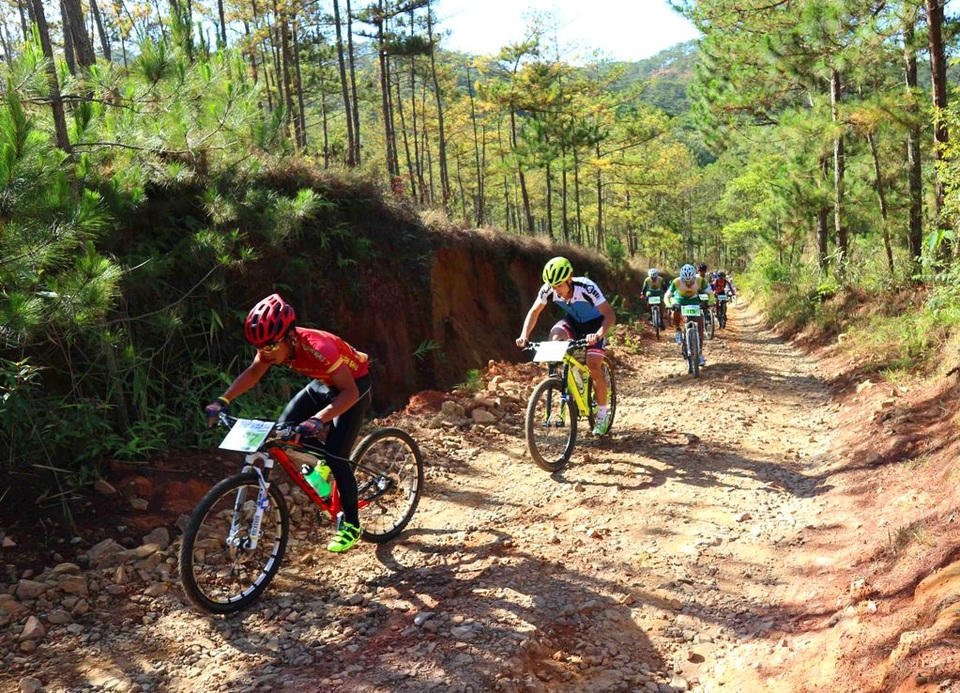 Ngắm các vận động viên xe đạp vượt suối, băng rừng ở Đà Lạt - 2 Chặng 1 có chiều dài 27km vượt qua những đồi thông và những con dốc cao