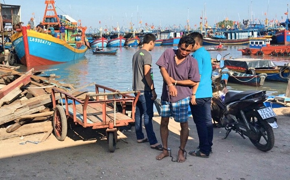 Truy đuổi gần 60km bắt tên trộm xe máy nhờ hệ thống định vị - 2 Đối tượng Dũng đang chỉ địa điểm lấy trộm xe