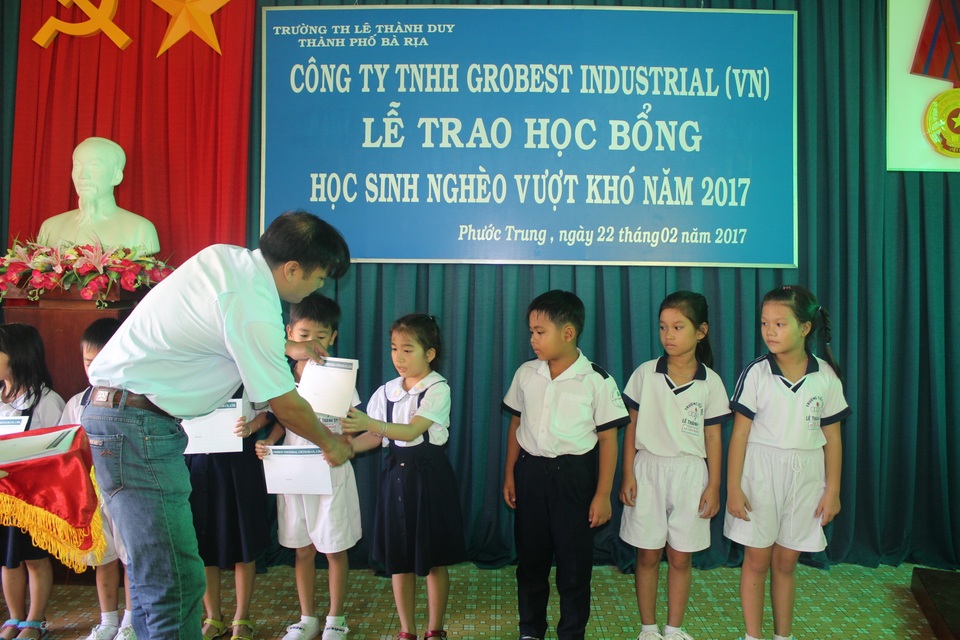 62 suất học bổng của Grobest Việt Nam tiếp tục đến với học sinh nghèo hiếu học tỉnh Bà Rịa - Vũng Tàu - 1
Ông Nguyễn Văn Dũng, giám đốc chi nhánh Công ty Grobest Việt Nam tại Bà Rịa - Vũng Tàu trao học bổng đến các em học sinh có hoàn cảnh khó khăn