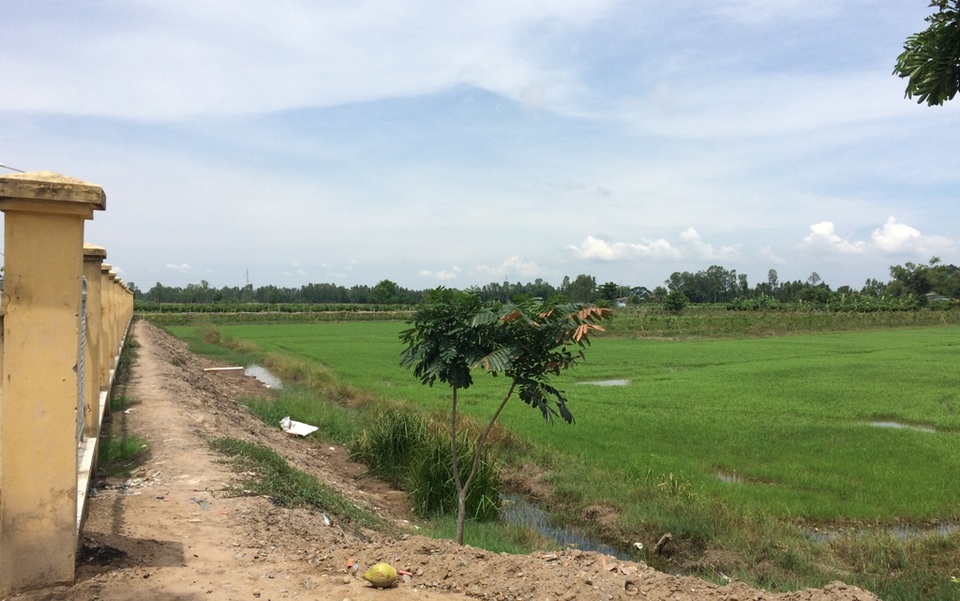 Sạt lở ở Đồng Tháp: Tính chuyện cưỡng chế di dời dân - 10
Khu đất trên 2.000 m2 liền kề với khu dân cư của xã được chọn làm nơi bố trí cho người dân khu vực sạt lở vào ở, nhưng hiện vẫn chưa có nền giao dân.