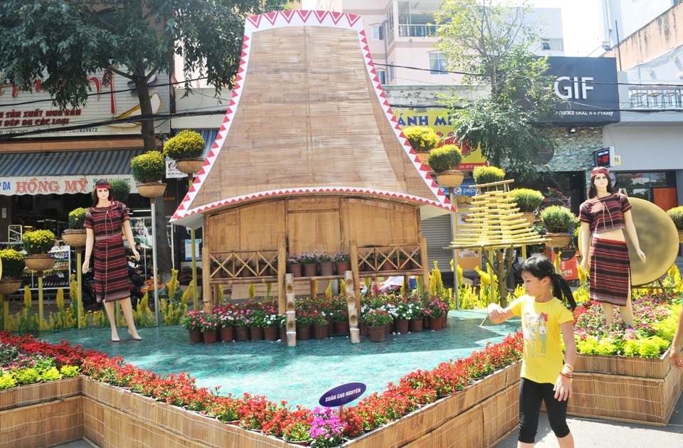 Ngắm đường hoa Tây Đô sống động trong sắc Xuân mới - 4 Xuân Cao Nguyên