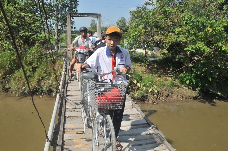 Chuẩn bị khởi công cầu Dân trí thứ 12 tại Đồng Tháp - 2
Các em học sinh run rẩy qua cầu Vành Đai già cỗi