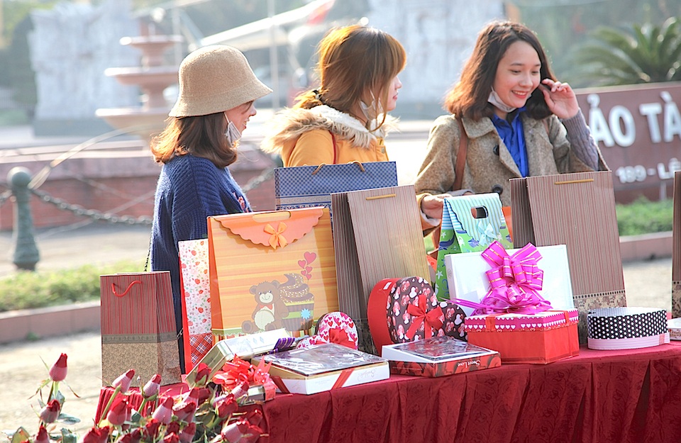 Sino viên Trường ĐH Vinh tranh thủ bán hoa ngày Valentine.