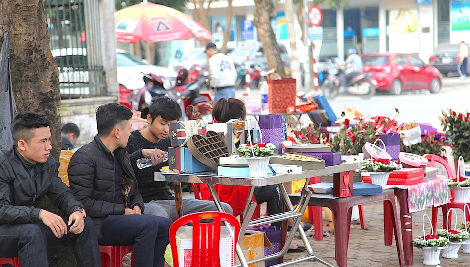 
Các nam sinh viên tranh thủ bán hoa quà ngày Valentine.
