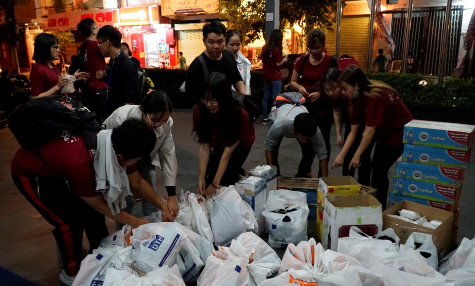 Người vô gia cư ở Sài Gòn bất ngờ được tặng quà giữa đêm Noel - 1
Các bạn sinh viên chuẩn bị các suất quà để phát cho những người vô gia cư. Mỗi phần quà gồm: áo ấm, dầu gió, sữa, bánh bao và bánh ngọt.