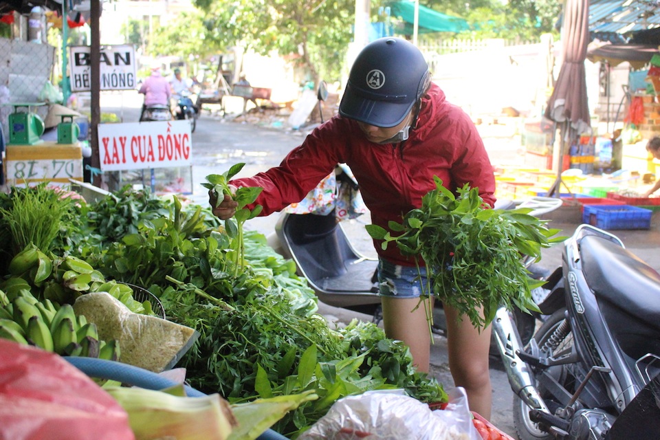 TPHCM: Nguồn cung thực phẩm dồi dào, giá bán giảm trong dịp Tết - 1 Giá bán lẻ các mặt hàng thực phẩm thiết yếu như rau củ, đang có xu hướng giảm nhẹ từ 5-10%