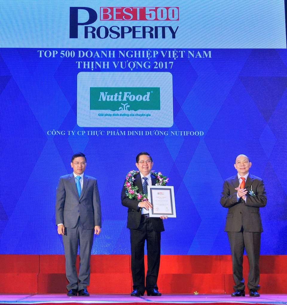 Nutifood đứng trong top 10 doanh nghiệp Việt Nam thịnh vượng - 2 Ông Lâm Văn Hải, COO của NutiFood nhận giấy chứng nhận