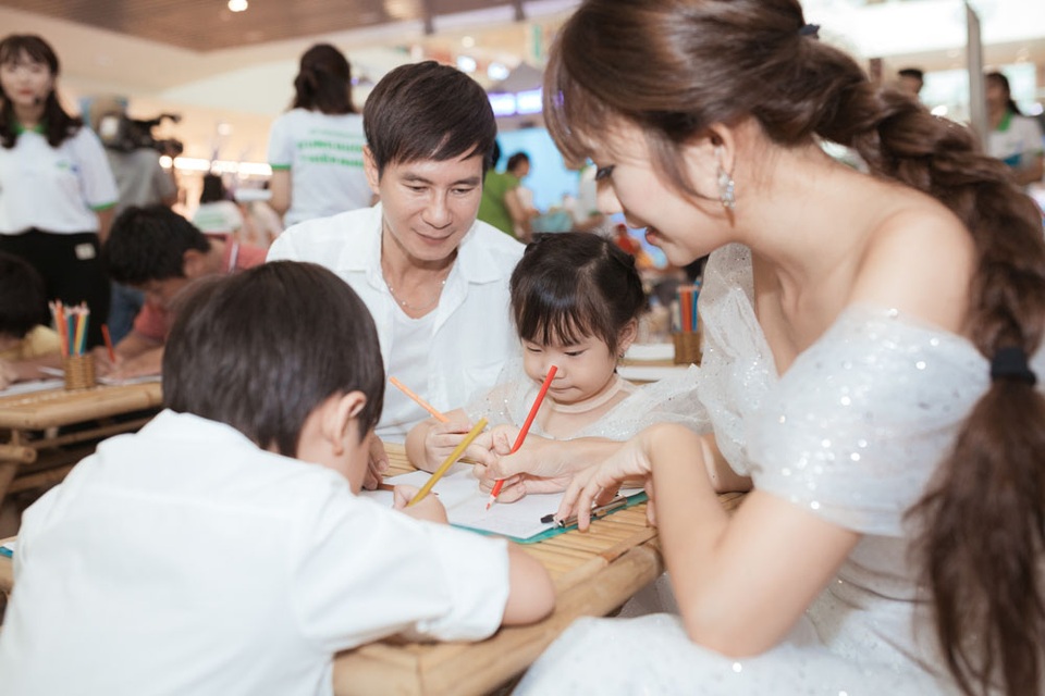 Lý Hải ân cần chăm sóc vợ và con - 4 Lý Hải ân cần chăm sóc vợ và con - 4