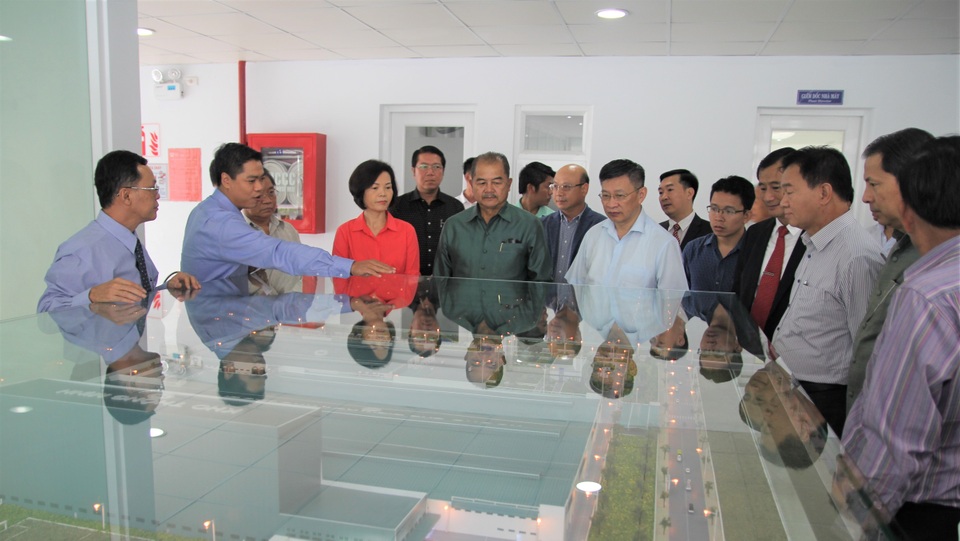 Đoàn đại biểu Lào thăm nhà máy sản xuất sữa lớn nhất phía Nam - 2
Đoàn Đại biểu Đảng Nhân dân cách mạng Lào quan sát mô hình thu nhỏ của Nhà máy Sữa Việt Nam.