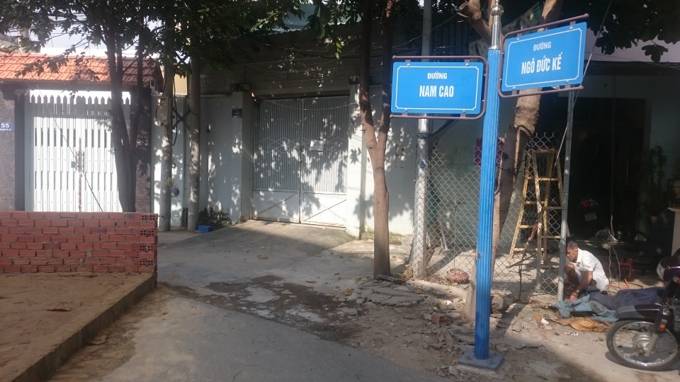 Hy hữu: Xây nhà chắn ngang... đường nhựa - 1 Căn nhà nằm ngang chiếm hết toàn bộ phần đường nhựa