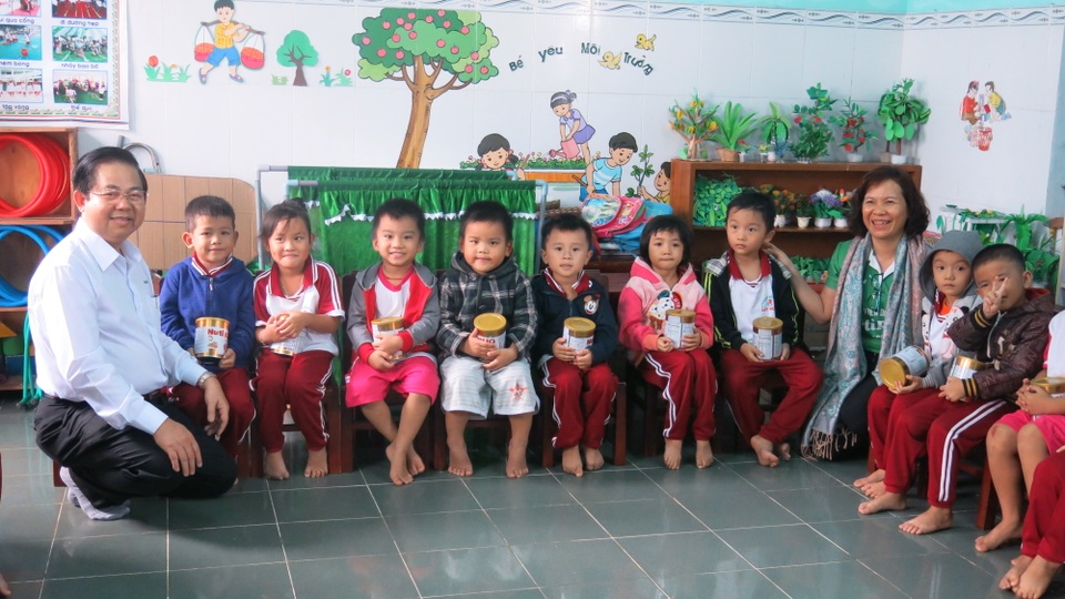 Cán bộ nhân viên NutiFood ủng hộ hơn 178 triệu đồng cứu trợ đồng bào bị lũ quét phía Bắc - 2
Tặng sữa cứu trợ cho trường mầm non ở Bình Định