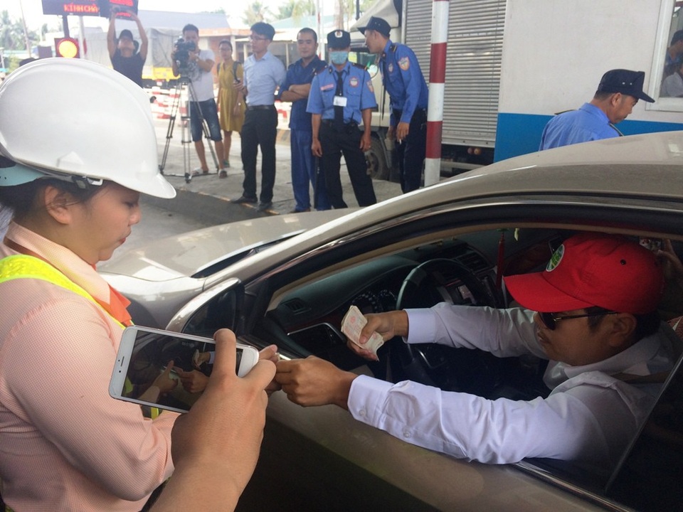 Toàn cảnh cuộc so găng giữa “thượng đế - tài xế” và BOT Cai Lậy - 4 Trong ngày thu phí 2/12, đỉnh điểm kẹt xe khi anh tài xế này trả tiền lẻ từng tờ một