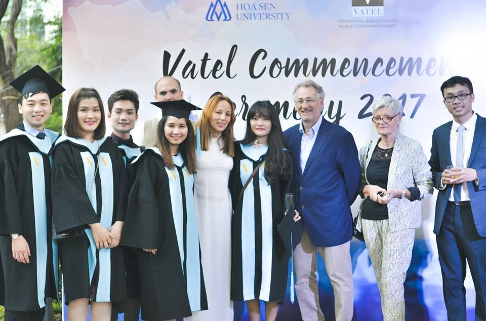 Tại sao nên chọn học ngành Quản lý khách sạn - Nhà hàng quốc tế tại ĐH Hoa Sen - 2 Các tân cử nhân chụp hình lưu niệm tại khuôn viên Tổng lãnh sự quán Pháp - TP.HCM.