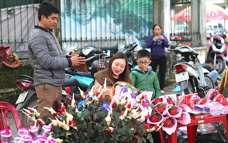 Một điểm bán hoa quà trên vỉa hè đường Nguyễn Thị Minh Khai.