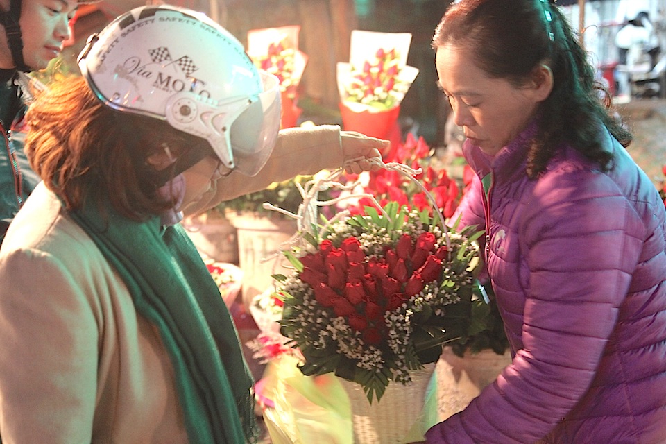 Không chỉ làn đàn ông mà phụ nữ cũng đi mua hoa trong ngày Valentine.