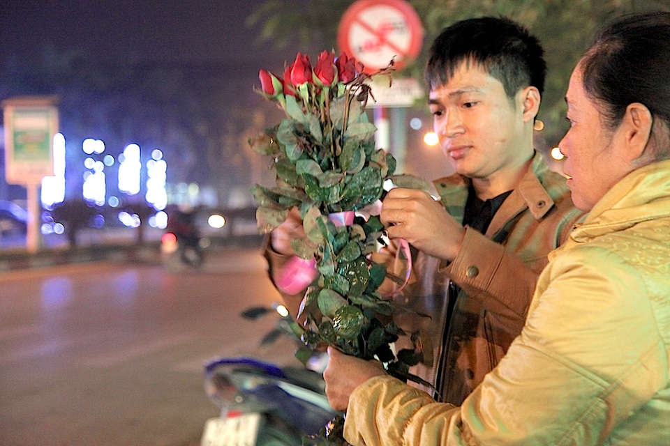 Hoa hồng được chọn mua nhiều nhất ở điểm bán đường Quang Trung.