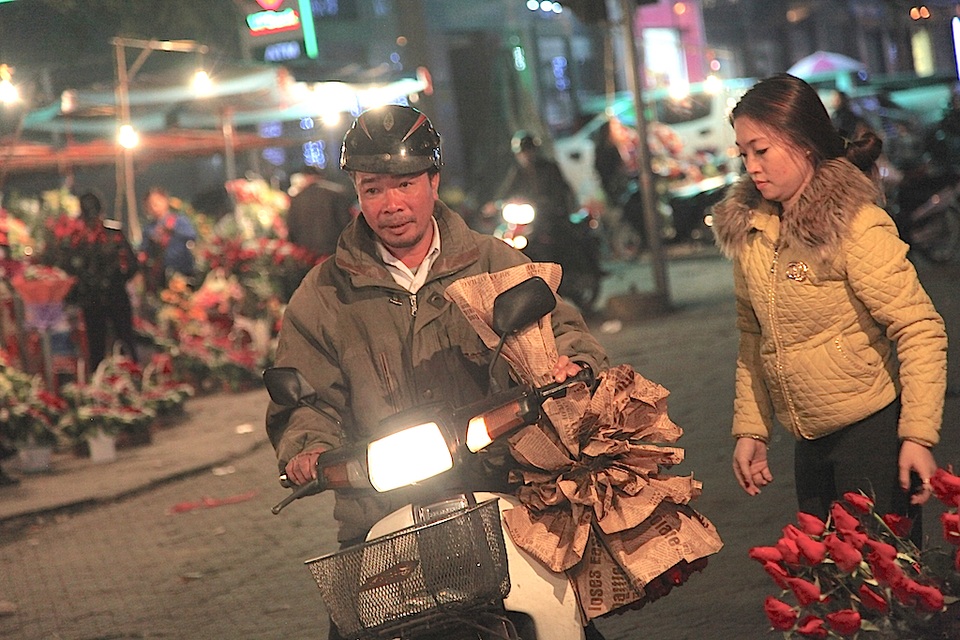 Trong đêm người đàn ông đã gần 60 tuổi vẫn cố gắng mua một bó hoa về tặng cho vợ mình.