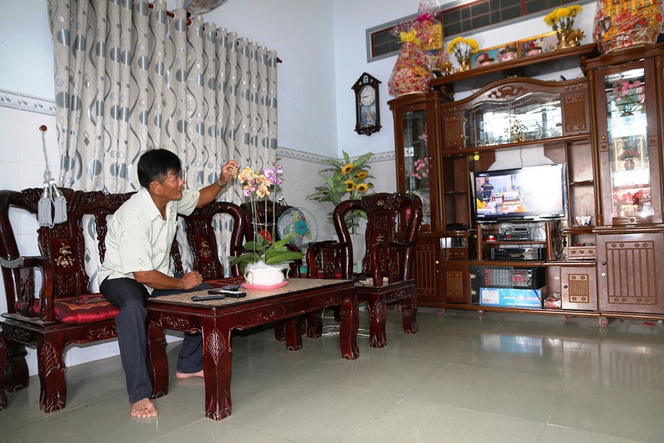 Điện lưới quốc gia đến với hơn 2.300 người dân xã đảo Sơn Hải - 4 Ông Phạm Văn Có đang chuẩn bị đón cái Tết đầu tiên có điện lưới quốc gia trong tâm trạng vui mừng, phấn khởi.