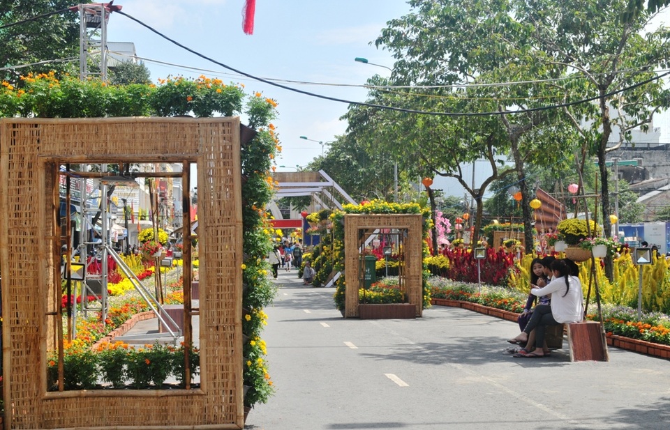 Ngắm đường hoa Tây Đô sống động trong sắc Xuân mới - 3 ... Và hơn 50 mô hình tiểu cảnh bố trí trên đường hoa