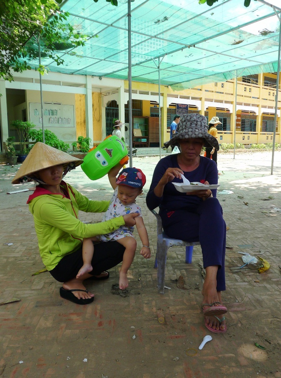Dân bàng hoàng kể cảnh tượng 14 căn nhà bị "nuốt chửng" - 1
Những bà con đang tá túc tại trường tiểu học A Vĩnh Hội Đông đang tìm chỗ để dời đi vì khu vực này cũng chưa đảm bảo an toàn.